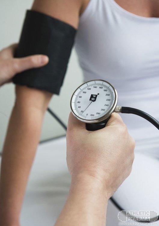 Измеряют давление у девушки